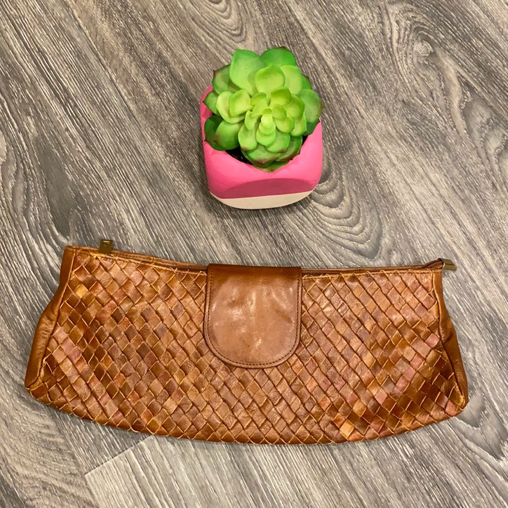 🌻NWOT Chocolate Blu Clutch🌻